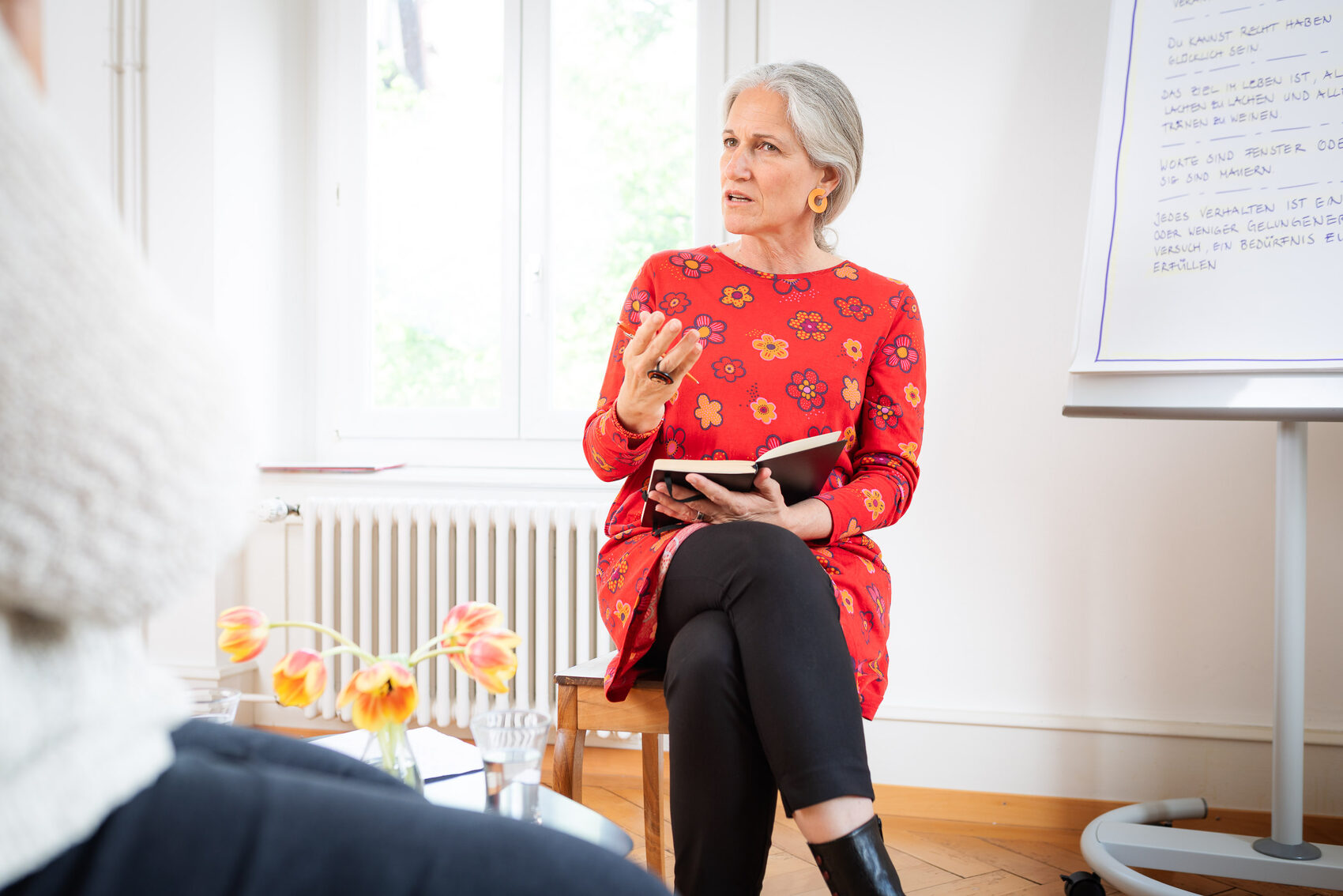 Bild von Carmen Arnold während eines Counselings, einer Beratung mit einer Kundin im Raum in Baden Dättwil.
