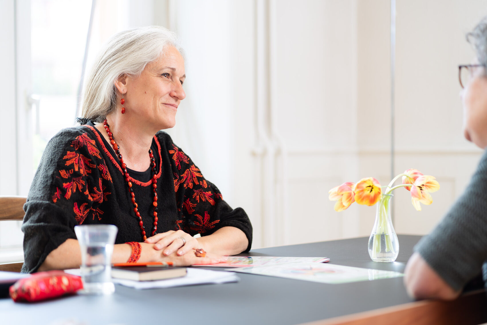 Bild von den Arbeitsutensilien von Carmen Arnold in ihrem Büro in Baden.